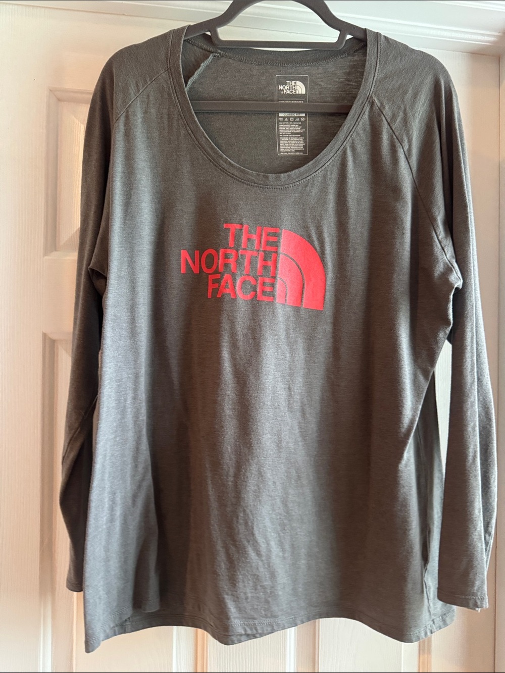 The North Face Women's Long Sleeve Logo Tee - Charcoal red logo size XXL